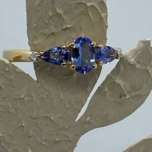 Elegant Gold and Tanzanite Gemstone Ring